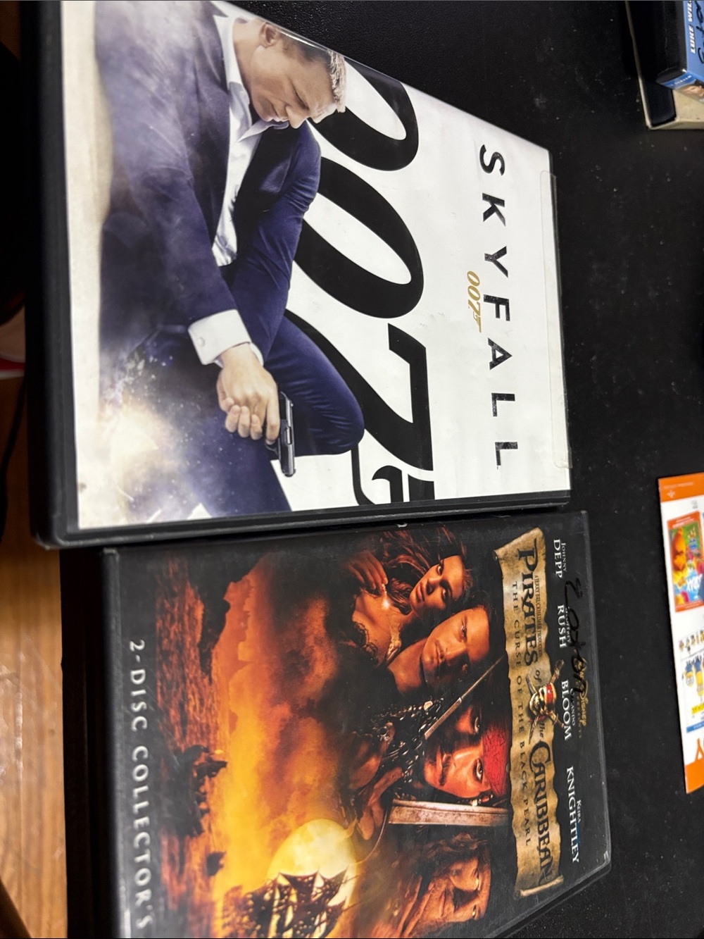 2 DVDs 007 and Pirates of the Caribbean
